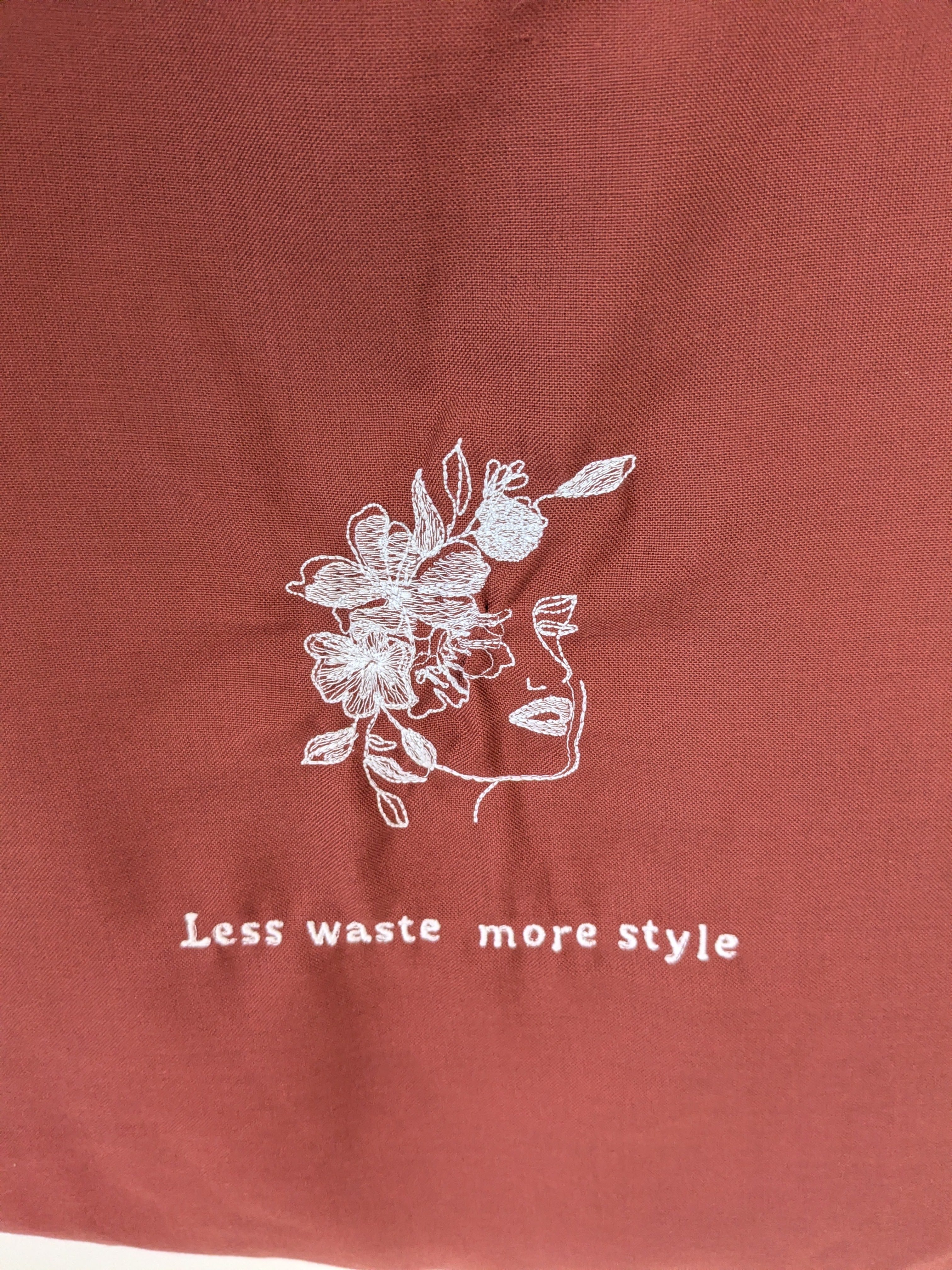 Wendbare Tragetasche „Less Waste, More Style" mit Stickerei – Upcycling Stoffbeutel – Bild 6