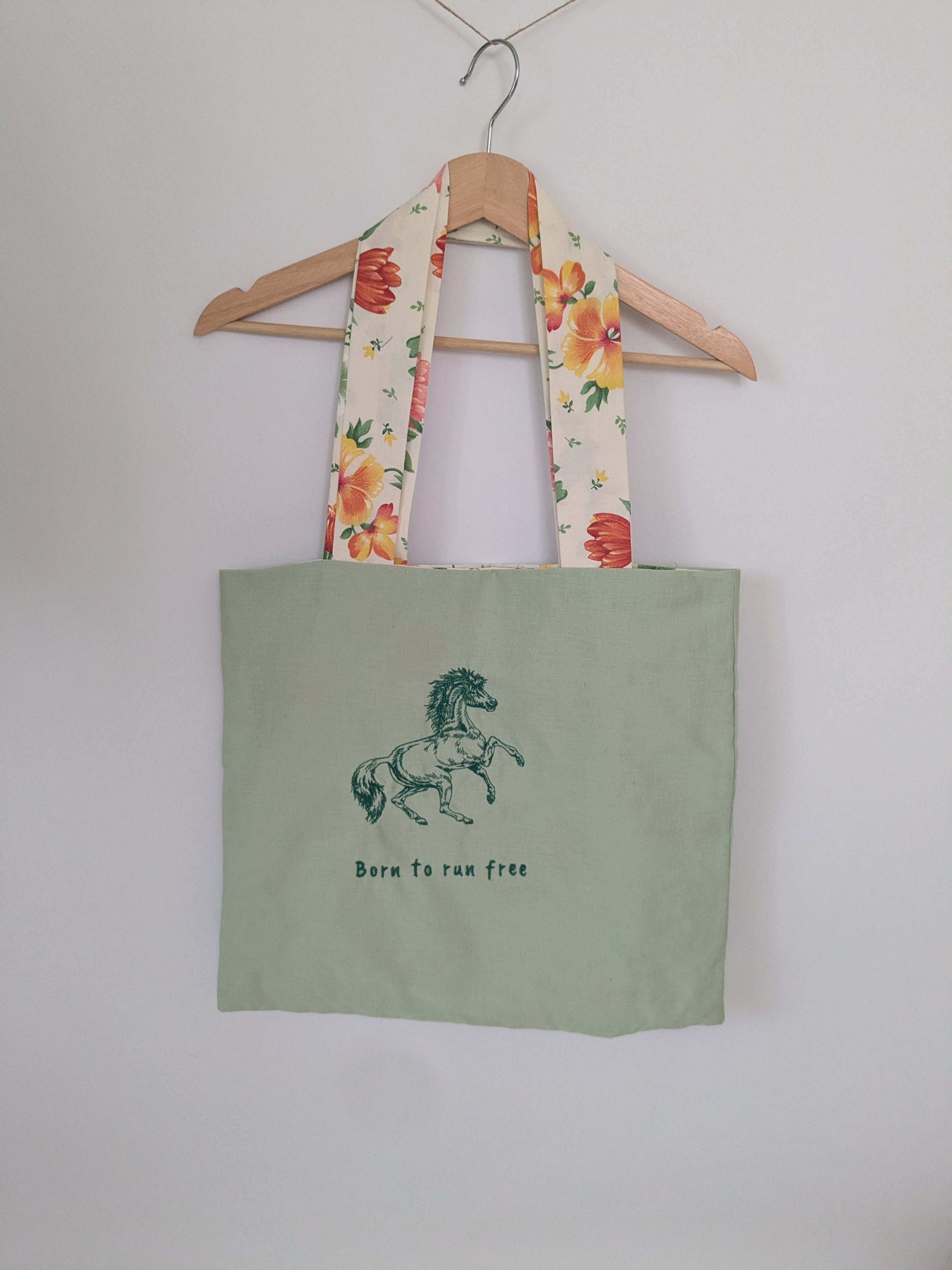 Wendbare Tragetasche „Born to Run Free" mit Pferde-Stickerei – Upcycling Stoffbeutel, Blumenmuster – Bild 4