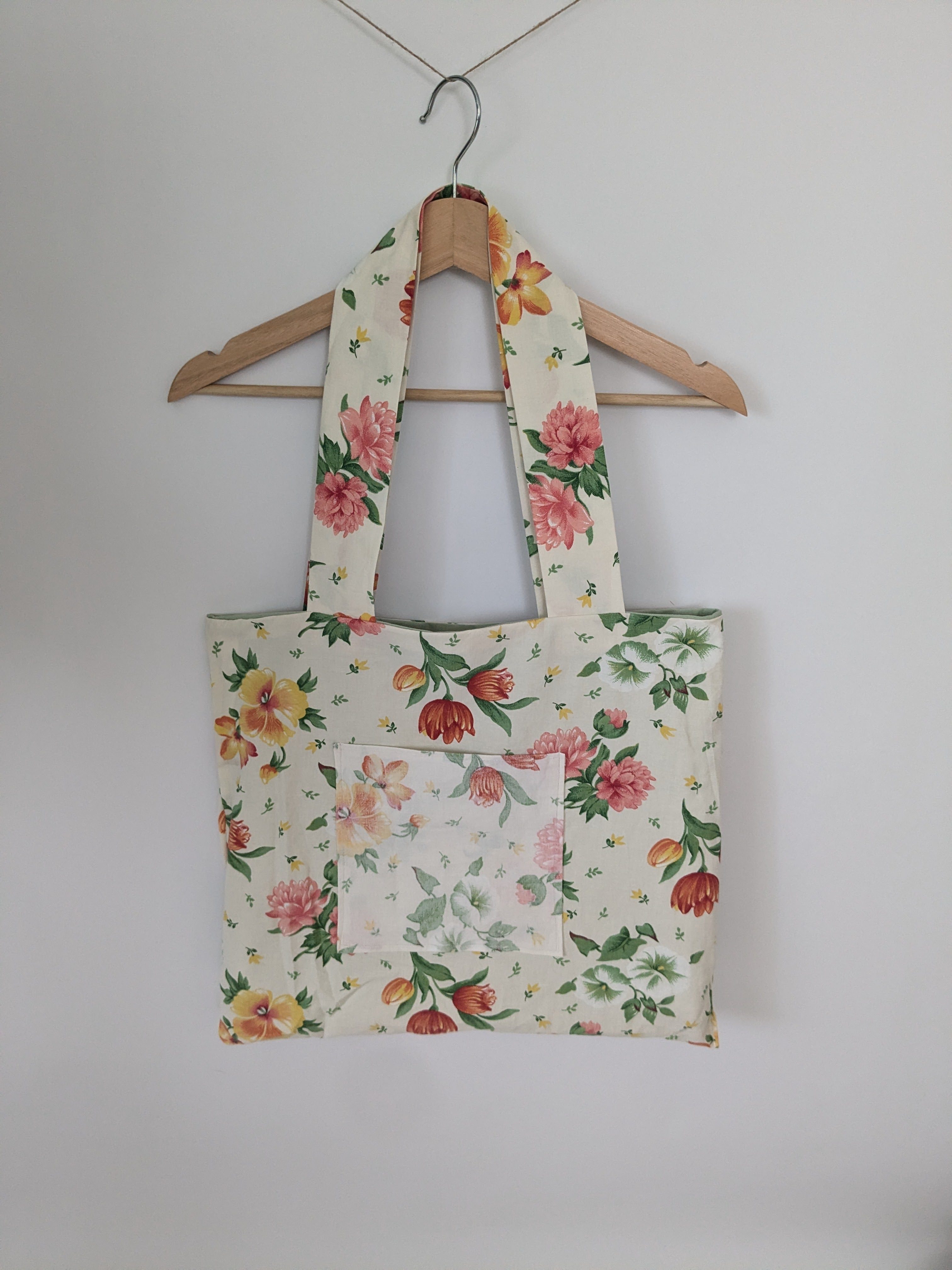 Wendbare Tragetasche „Born to Run Free" mit Pferde-Stickerei – Upcycling Stoffbeutel, Blumenmuster – Bild 5