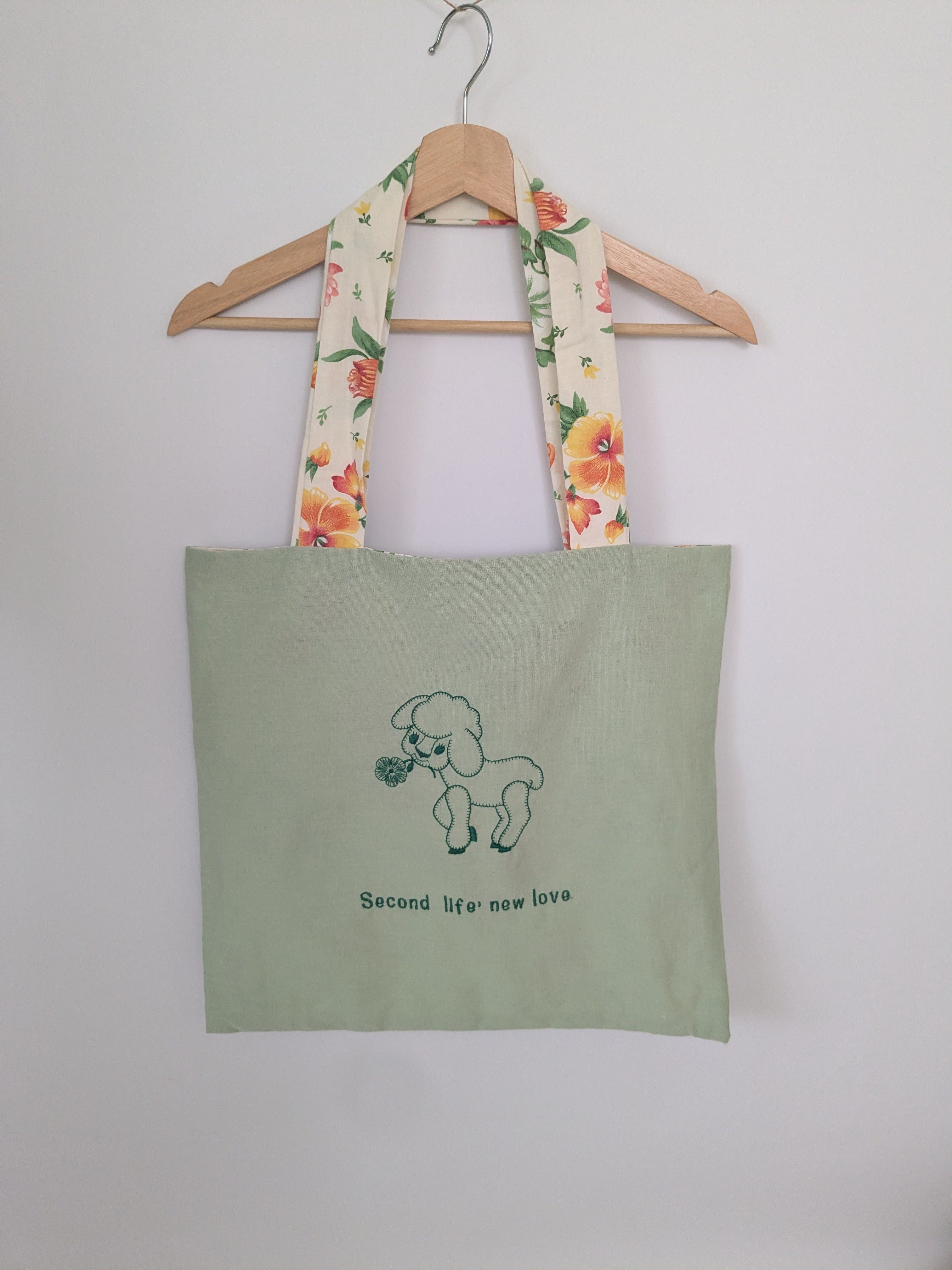 Wendbare Tragetasche „Second Life, New Love" mit Lämmchen-Stickerei – Upcycling Stoffbeutel, Blumenmuster – Bild 4
