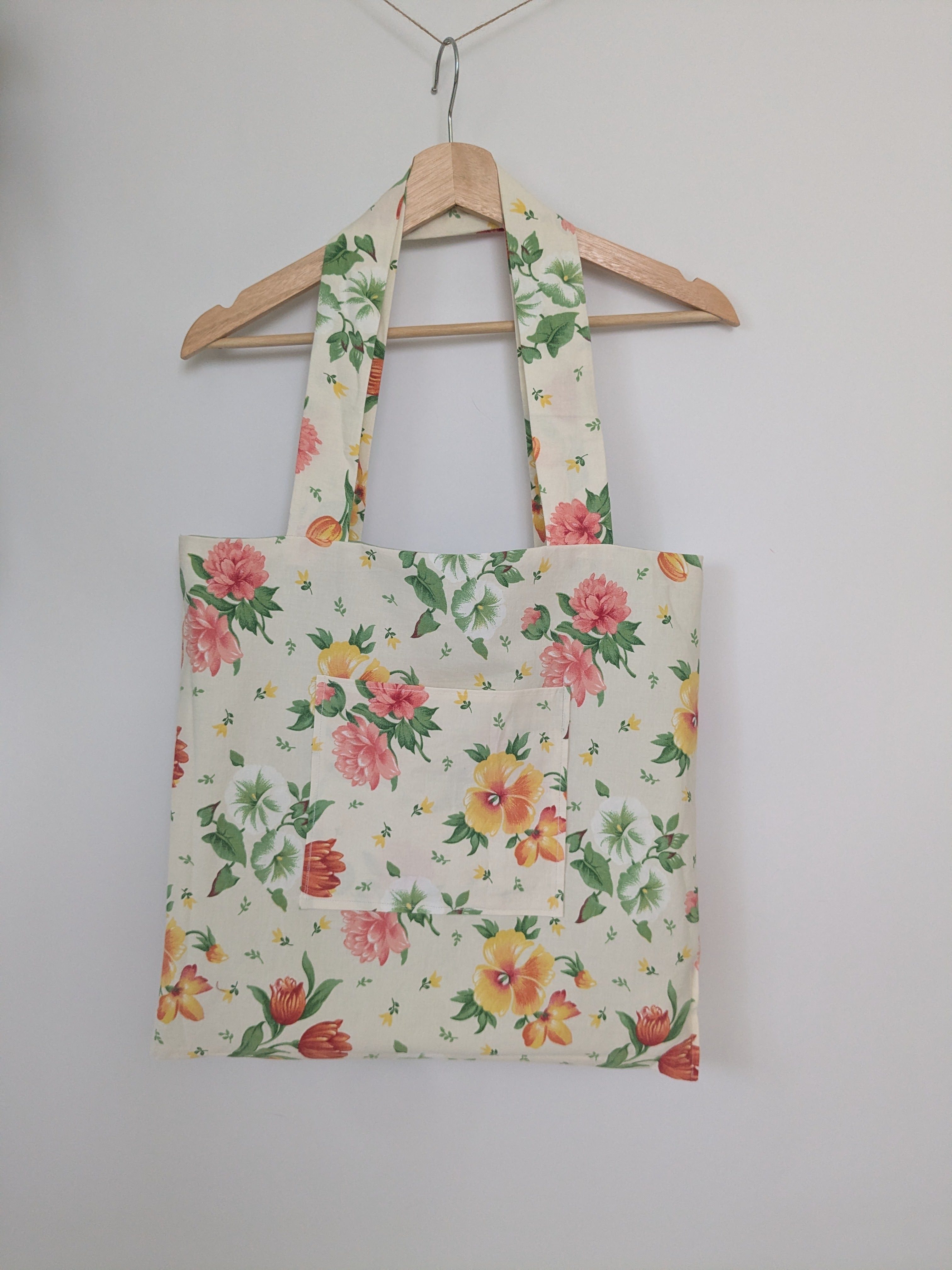 Wendbare Tragetasche „Second Life, New Love" mit Lämmchen-Stickerei – Upcycling Stoffbeutel, Blumenmuster – Bild 5