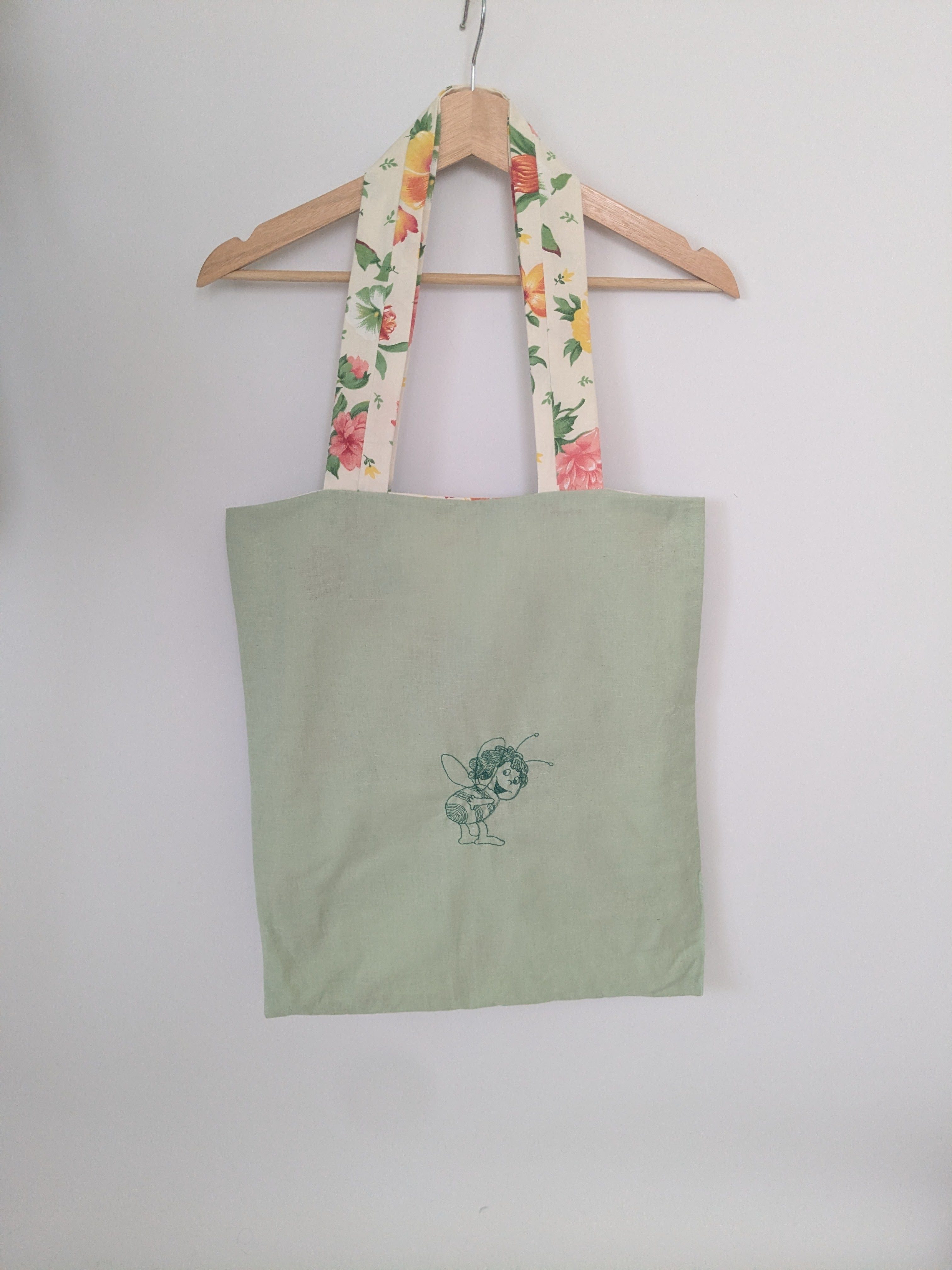 Wendbare Tragetasche „Kleine Biene" mit Blumenmuster – Upcycling Stoffbeutel – Bild 2