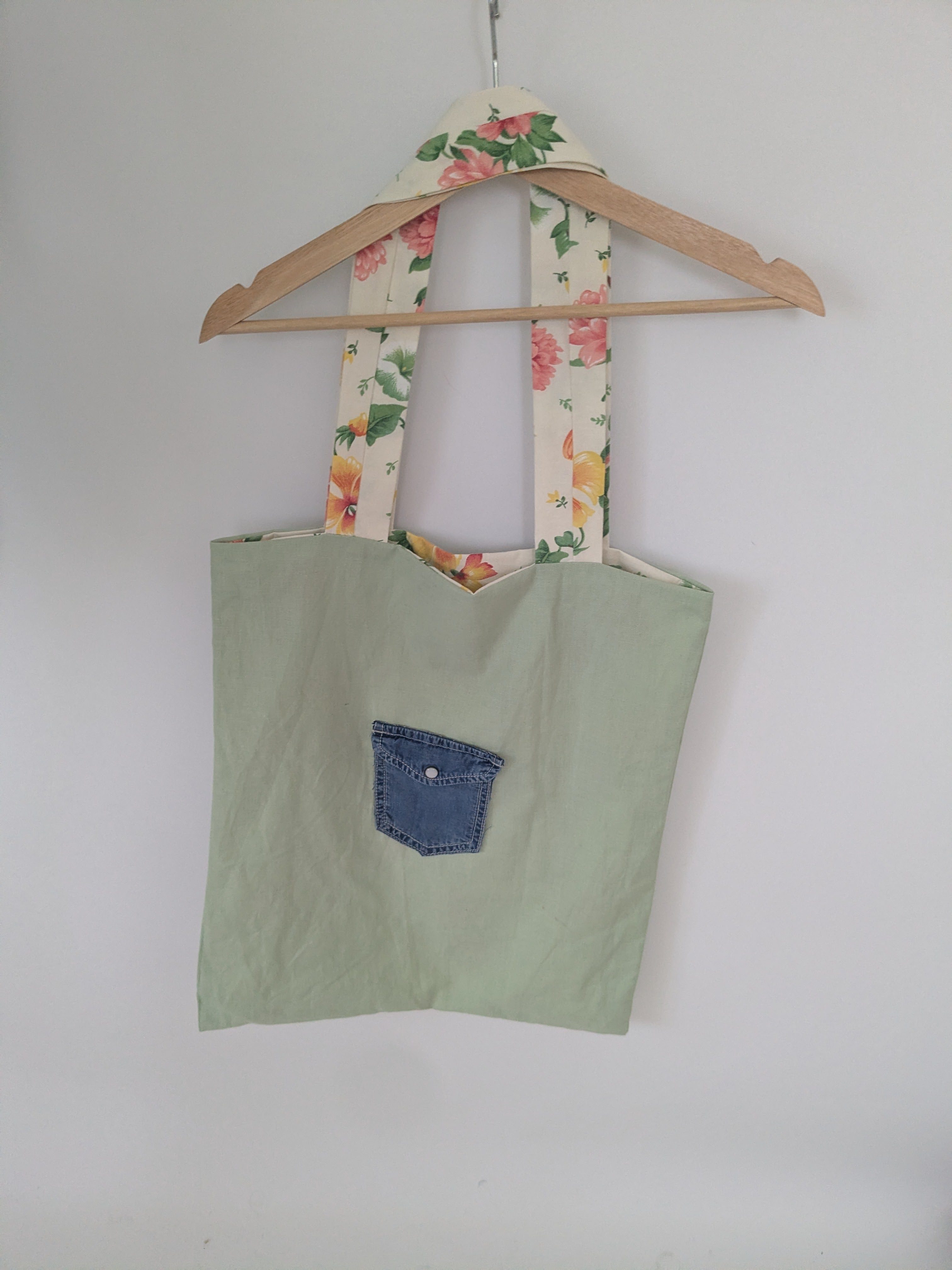 Wendbare Tragetasche „Kleine Biene" mit Blumenmuster – Upcycling Stoffbeutel – Bild 7