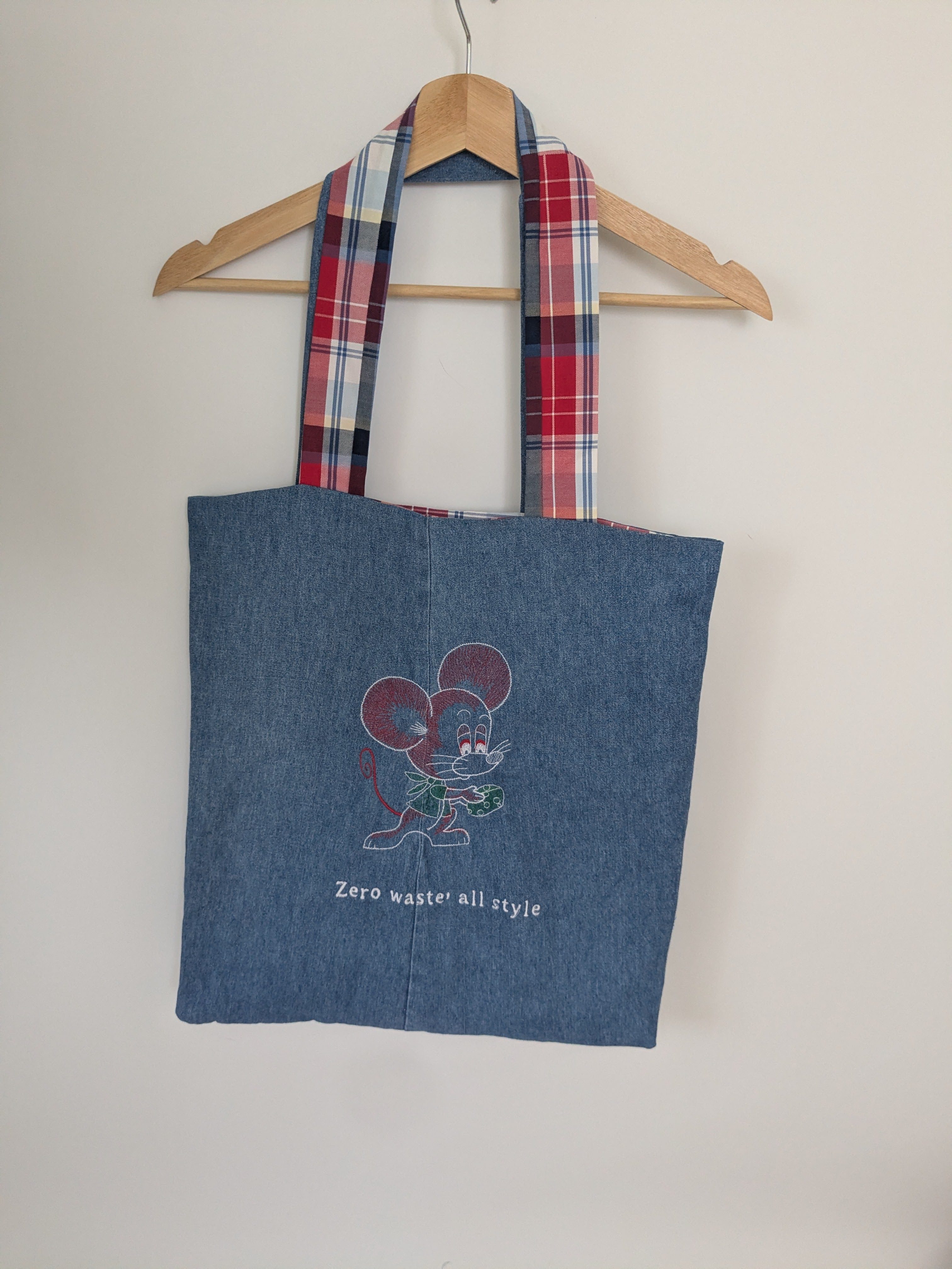 Wendbare Tragetasche „Zero Waste, All Style" mit Maus-Stickerei – Upcycling Stoffbeutel aus Jeans- und Hemdenstoff – Bild 3