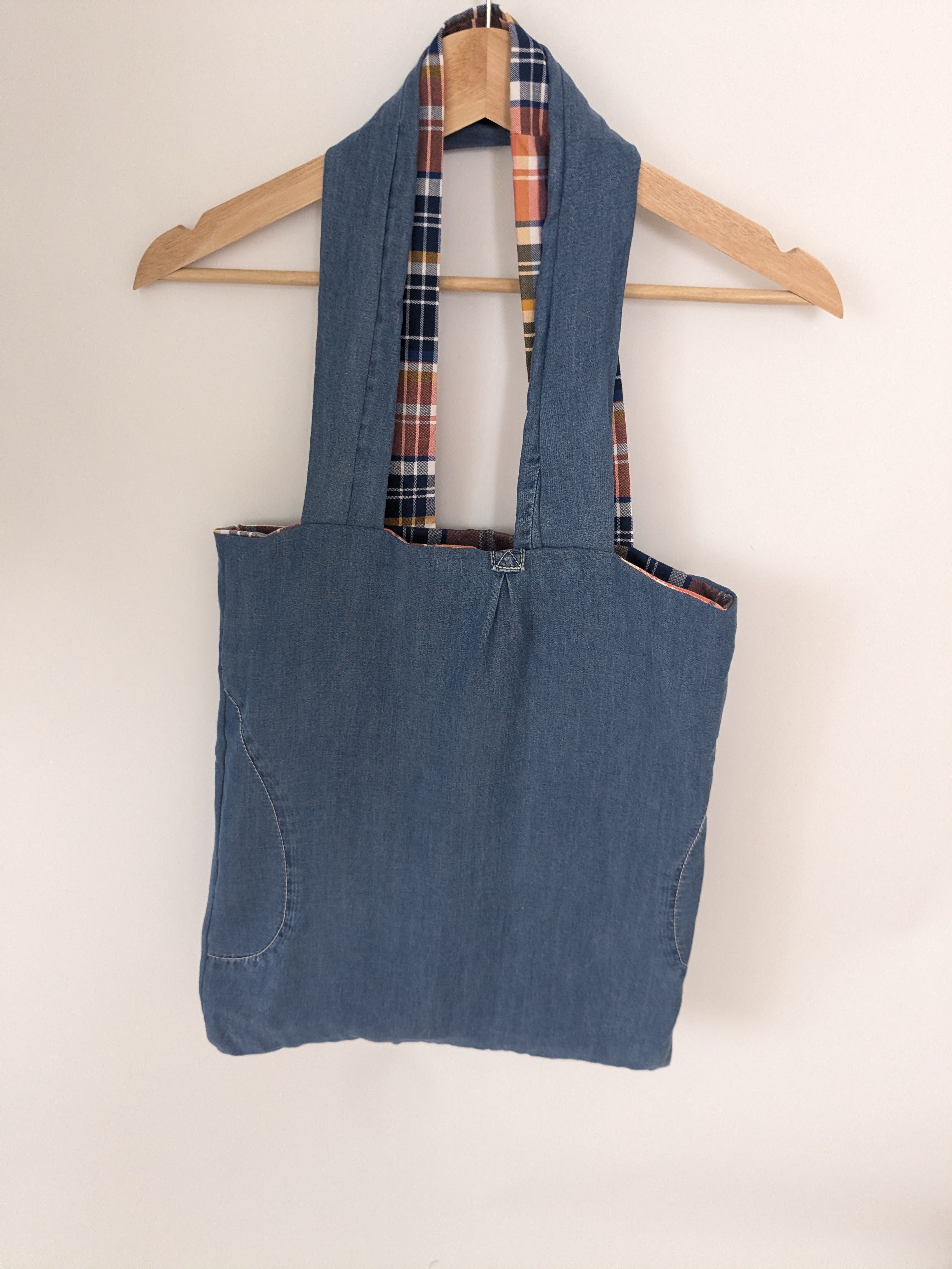 Wendbare Tragetasche „Good Boy, Better Planet" mit Hunde-Stickerei – Upcycling Stoffbeutel aus Jeans- und Karohemd, 42×37 cm – Bild 10