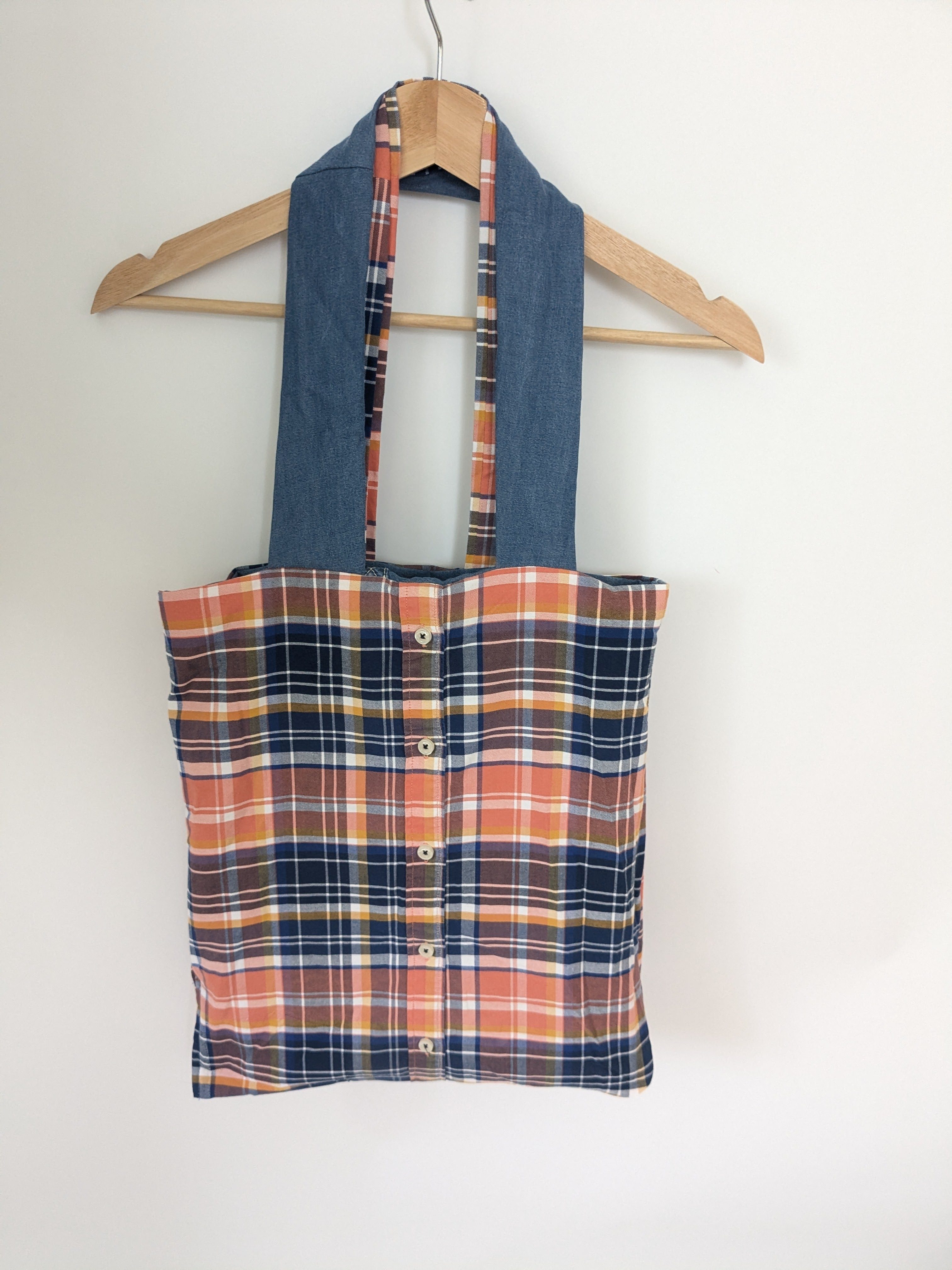 Wendbare Tragetasche „Good Boy, Better Planet" mit Hunde-Stickerei – Upcycling Stoffbeutel aus Jeans- und Karohemd, 42×37 cm – Bild 9
