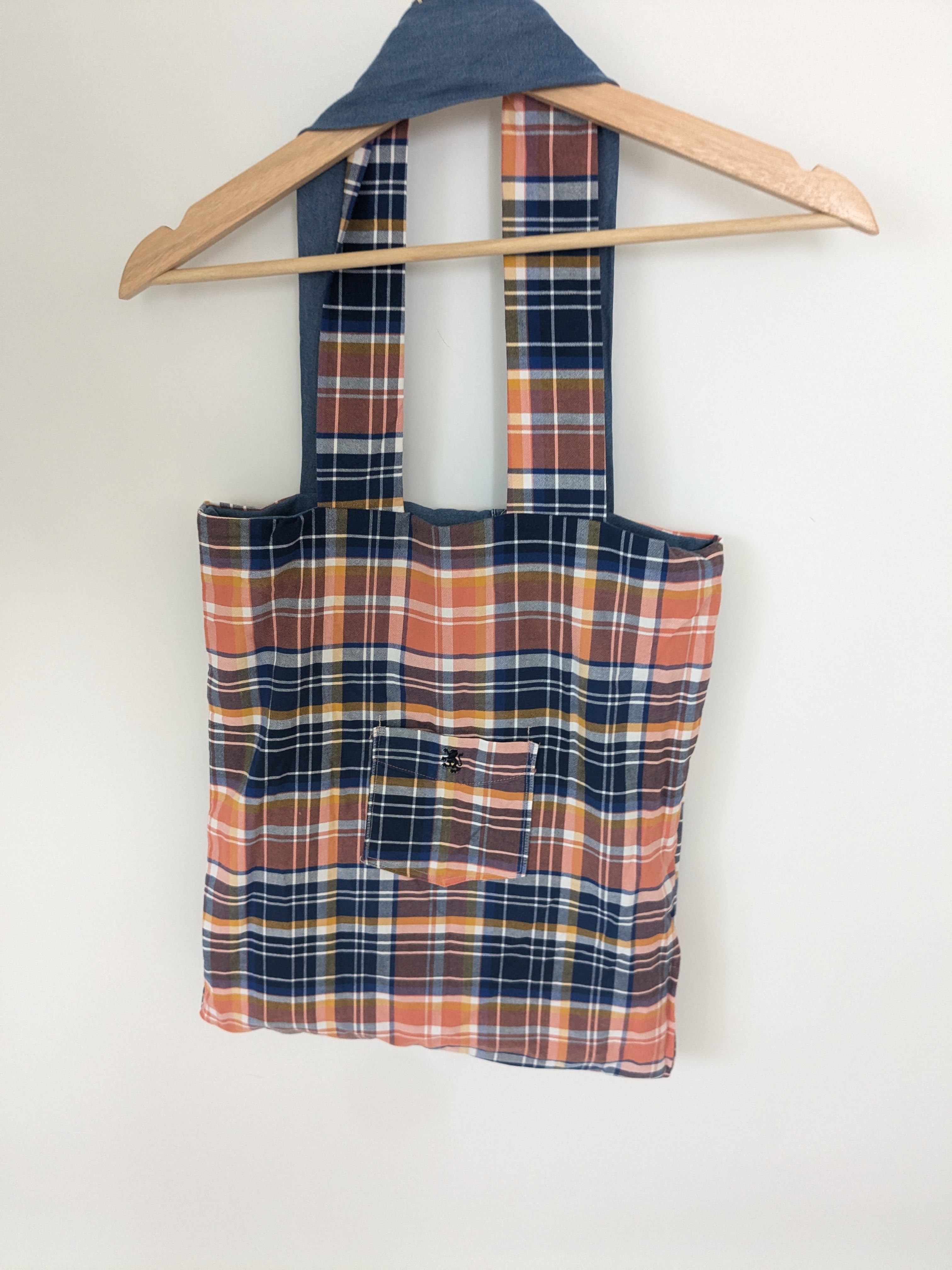 Wendbare Tragetasche „Good Boy, Better Planet" mit Hunde-Stickerei – Upcycling Stoffbeutel aus Jeans- und Karohemd, 42×37 cm – Bild 8
