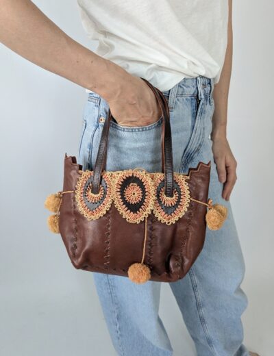 Kleine Ledertasche mit Bommeln