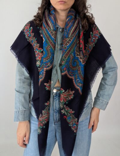 Schal im Folklore-Stil